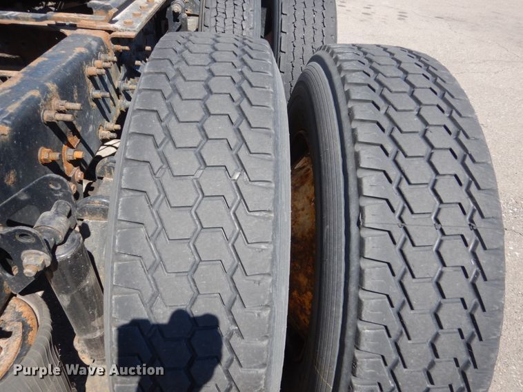 image for item HE9615 2007 Volvo VNM  semi truck