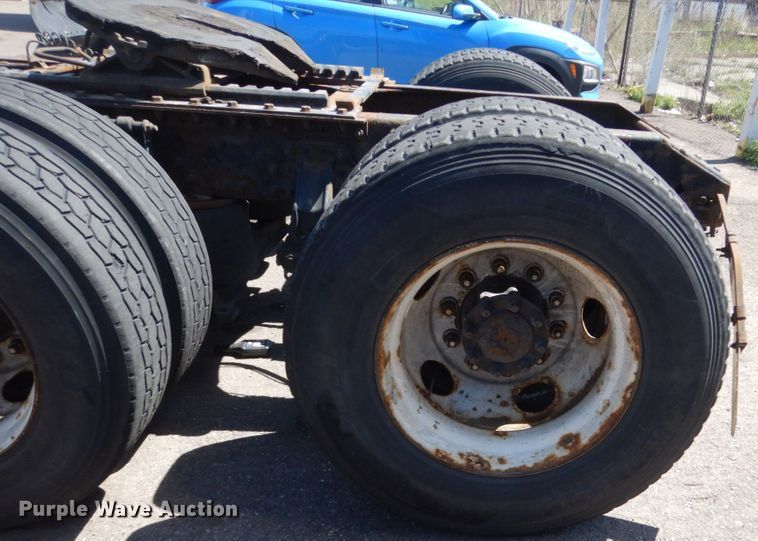 image for item HE9615 2007 Volvo VNM  semi truck