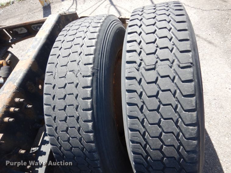 image for item HE9615 2007 Volvo VNM  semi truck