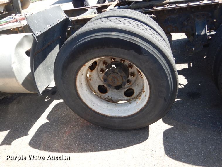 image for item HE9615 2007 Volvo VNM  semi truck