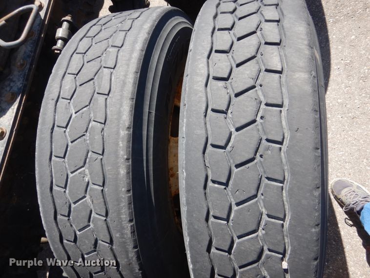 image for item HE9615 2007 Volvo VNM  semi truck