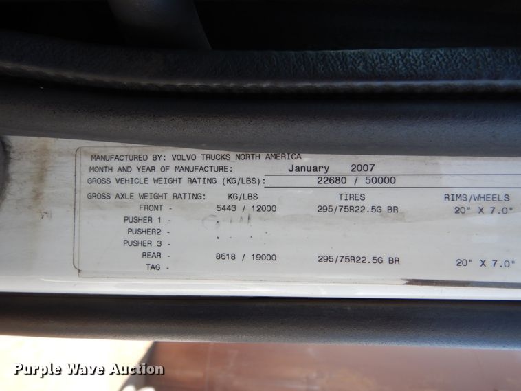 image for item HE9615 2007 Volvo VNM  semi truck