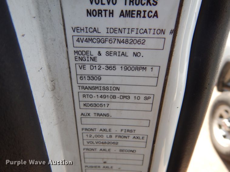 image for item HE9615 2007 Volvo VNM  semi truck