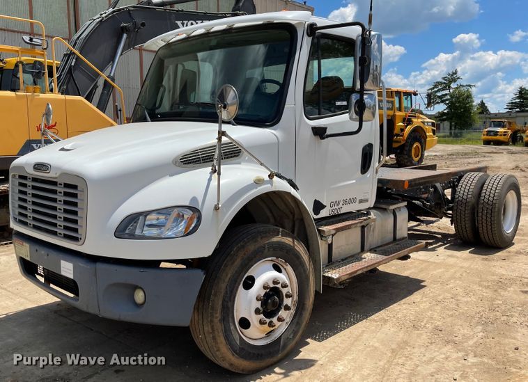 image for item ID9940 2007 Freightliner M2  truck cab and chassis