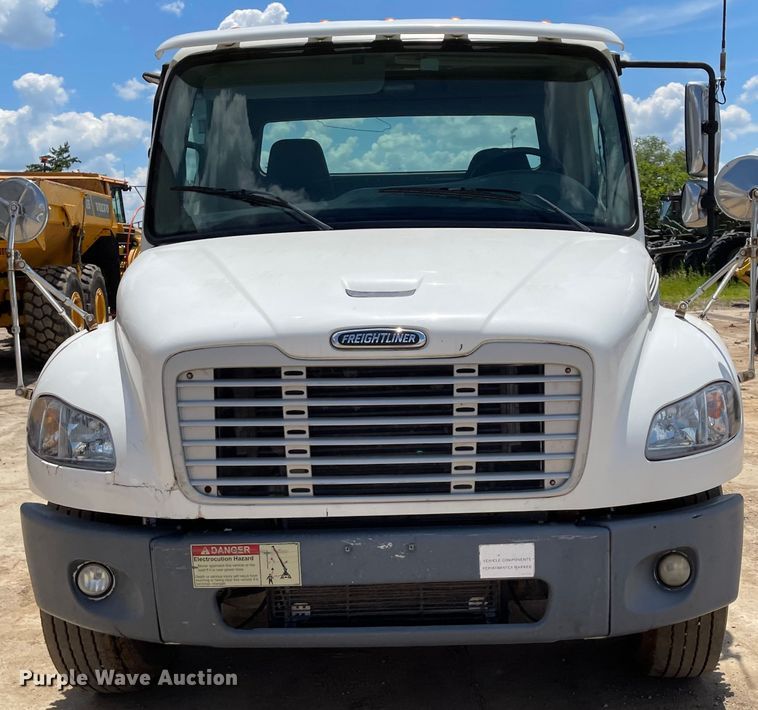 image for item ID9940 2007 Freightliner M2  truck cab and chassis