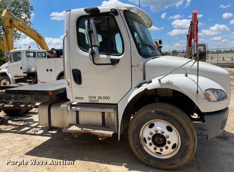 image for item ID9940 2007 Freightliner M2  truck cab and chassis
