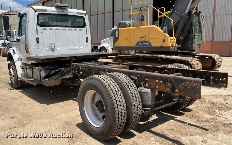 image for item ID9940 2007 Freightliner M2  truck cab and chassis