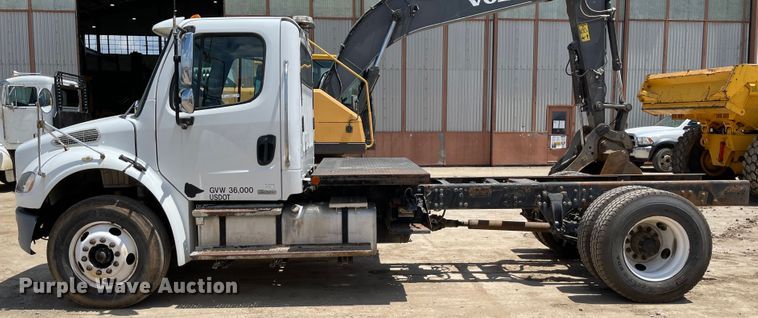 image for item ID9940 2007 Freightliner M2  truck cab and chassis