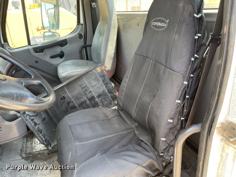 image for item ID9940 2007 Freightliner M2  truck cab and chassis