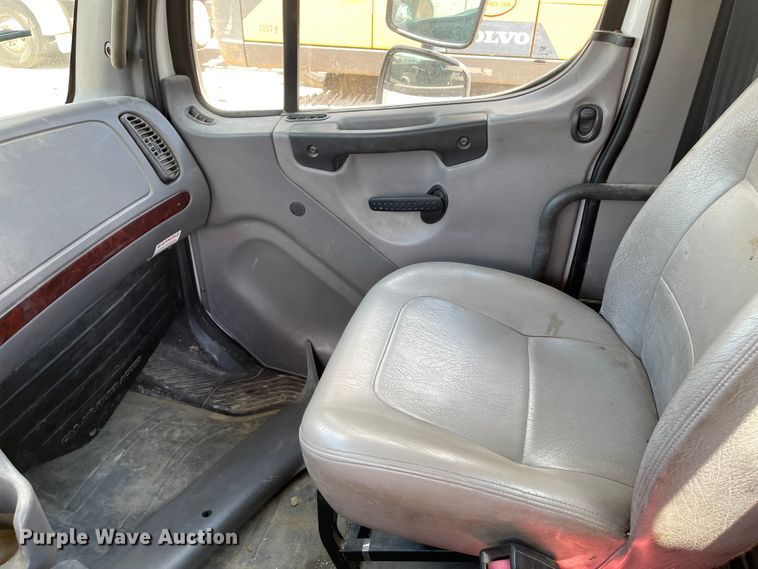 image for item ID9940 2007 Freightliner M2  truck cab and chassis