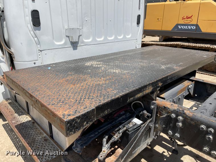 image for item ID9940 2007 Freightliner M2  truck cab and chassis