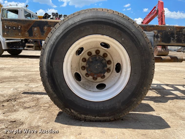 image for item ID9940 2007 Freightliner M2  truck cab and chassis