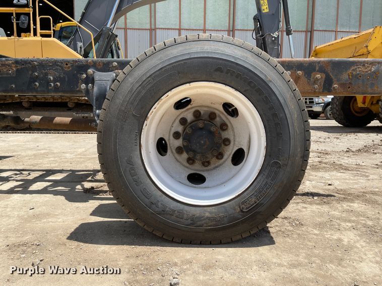 image for item ID9940 2007 Freightliner M2  truck cab and chassis