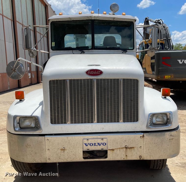 image for item ID9942 2004 Peterbilt 330  truck cab and chassis