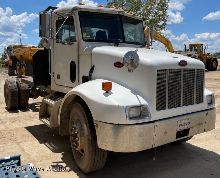 image for item ID9942 2004 Peterbilt 330  truck cab and chassis