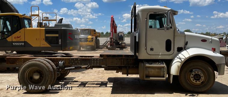 image for item ID9942 2004 Peterbilt 330  truck cab and chassis
