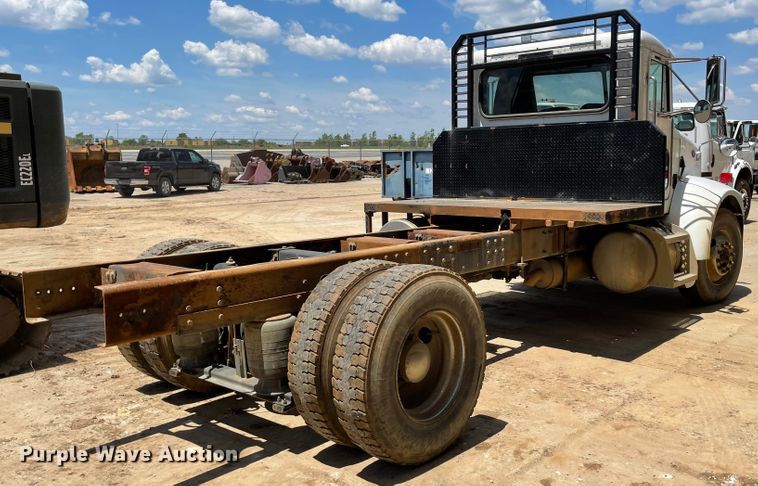 image for item ID9942 2004 Peterbilt 330  truck cab and chassis