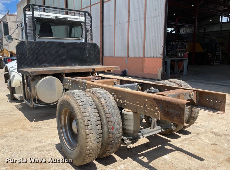 image for item ID9942 2004 Peterbilt 330  truck cab and chassis