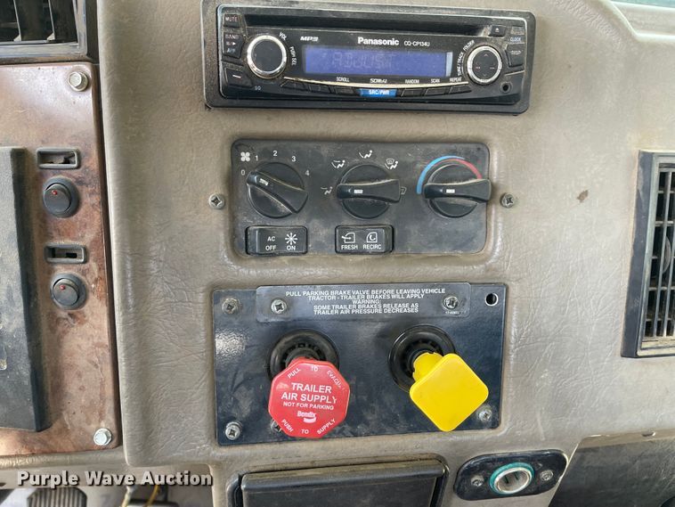 image for item ID9942 2004 Peterbilt 330  truck cab and chassis