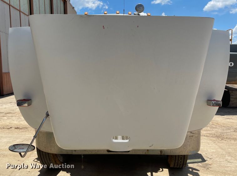 image for item ID9942 2004 Peterbilt 330  truck cab and chassis