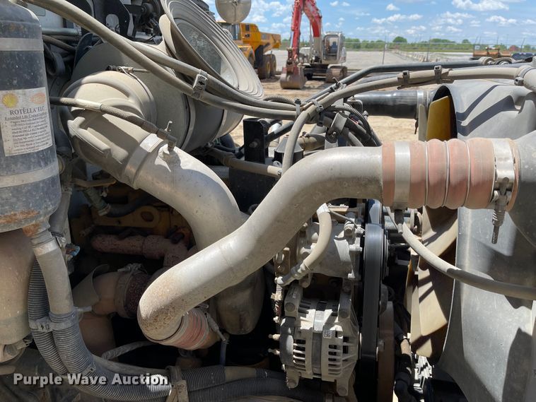 image for item ID9942 2004 Peterbilt 330  truck cab and chassis