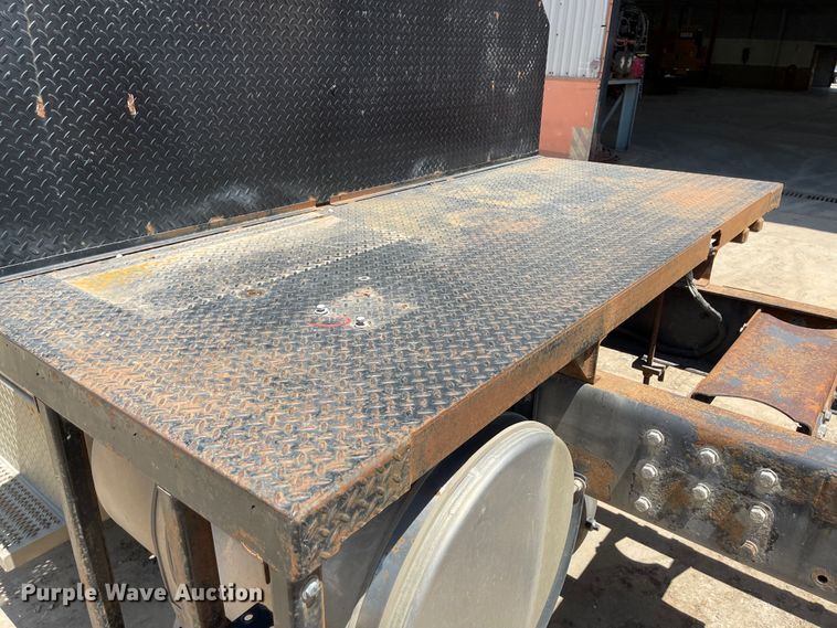 image for item ID9942 2004 Peterbilt 330  truck cab and chassis