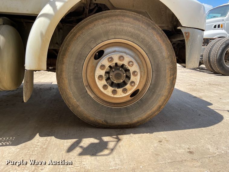 image for item ID9942 2004 Peterbilt 330  truck cab and chassis