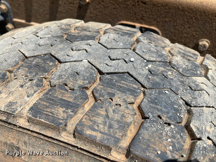 image for item ID9942 2004 Peterbilt 330  truck cab and chassis