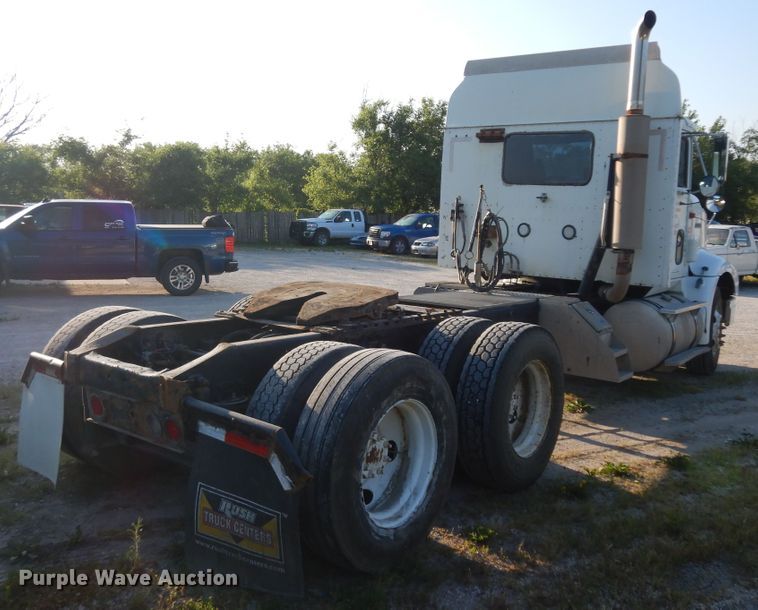 image for item ID9967 1998 International 9400  semi truck