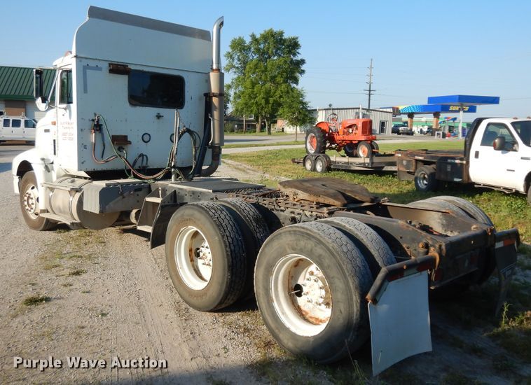 image for item ID9967 1998 International 9400  semi truck