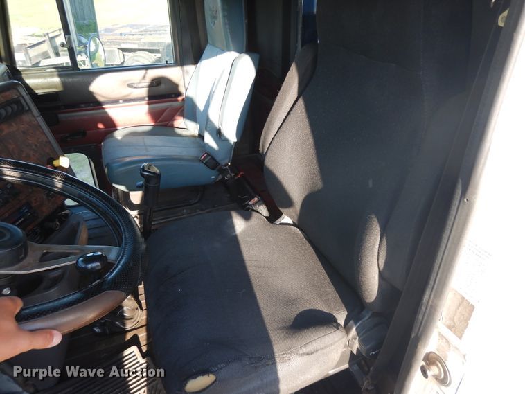 image for item ID9967 1998 International 9400  semi truck