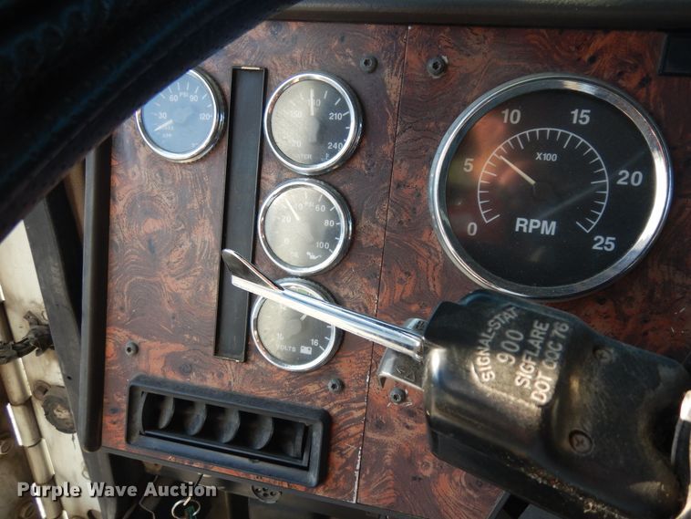 image for item ID9967 1998 International 9400  semi truck