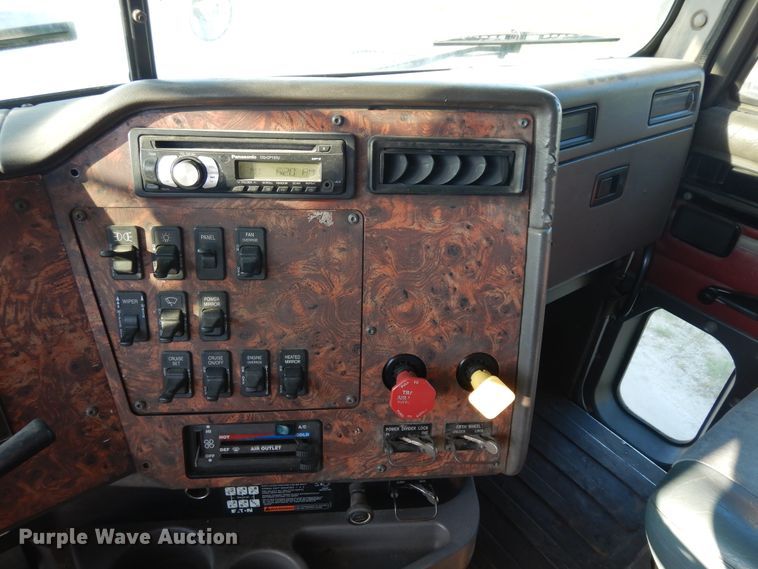 image for item ID9967 1998 International 9400  semi truck