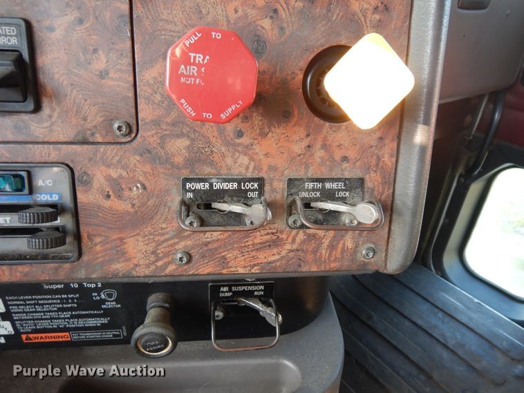 image for item ID9967 1998 International 9400  semi truck