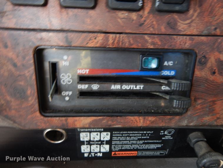 image for item ID9967 1998 International 9400  semi truck