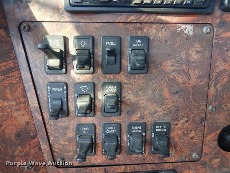 image for item ID9967 1998 International 9400  semi truck