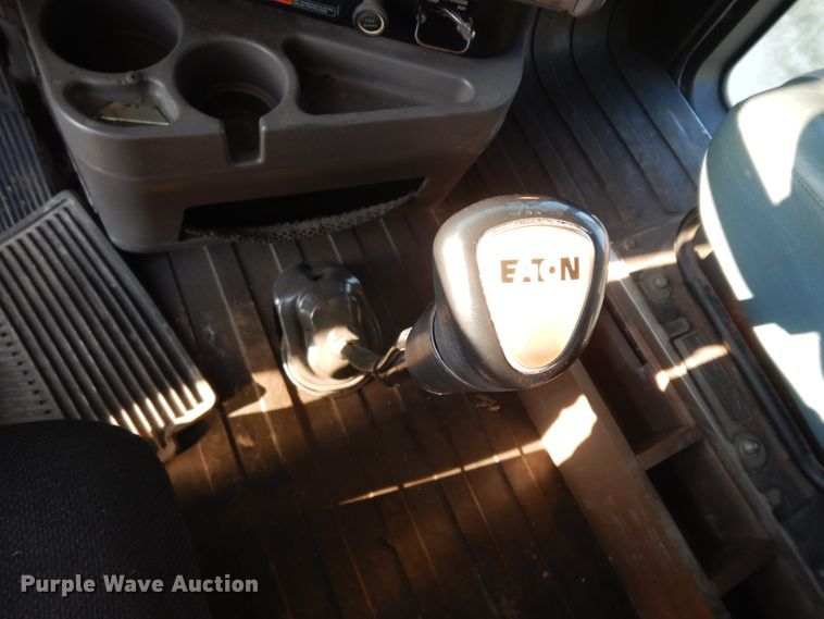 image for item ID9967 1998 International 9400  semi truck