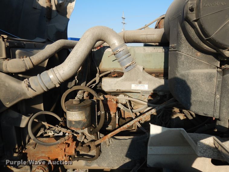 image for item ID9967 1998 International 9400  semi truck