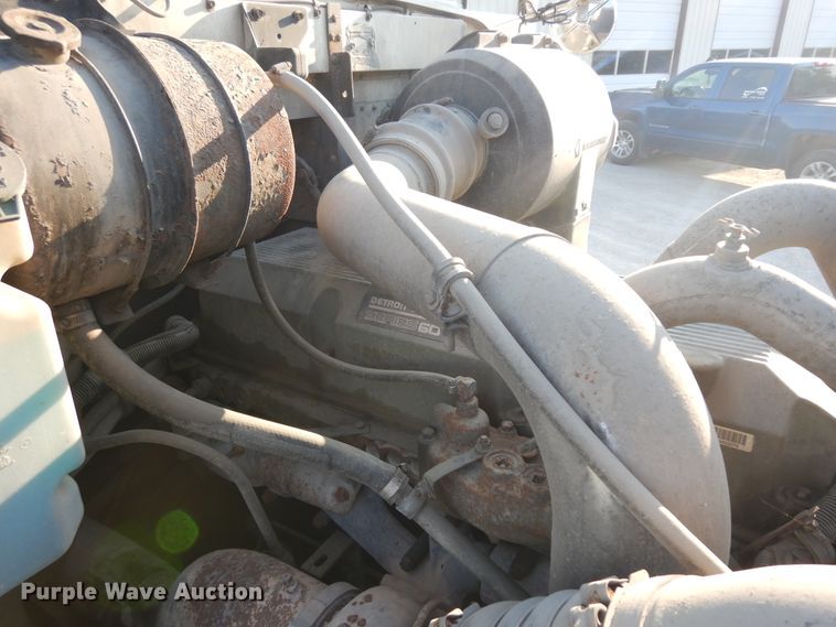 image for item ID9967 1998 International 9400  semi truck