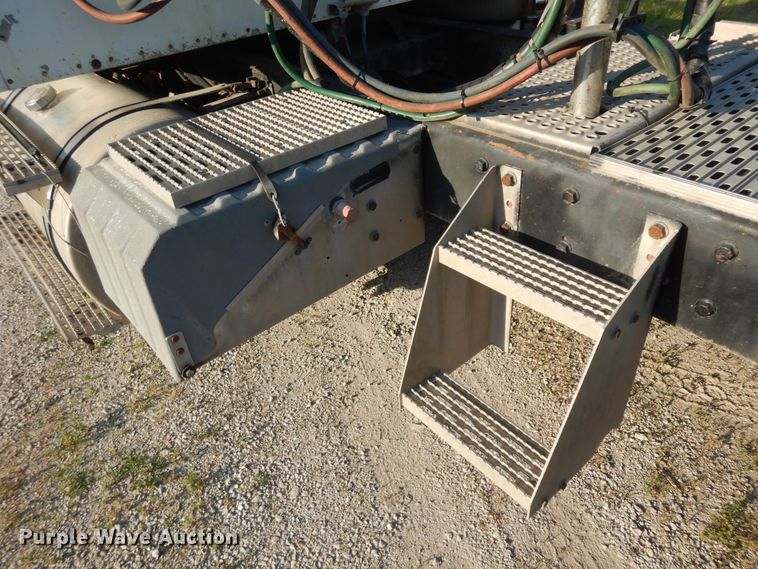 image for item ID9967 1998 International 9400  semi truck