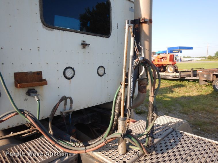 image for item ID9967 1998 International 9400  semi truck