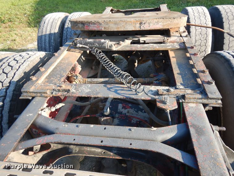 image for item ID9967 1998 International 9400  semi truck