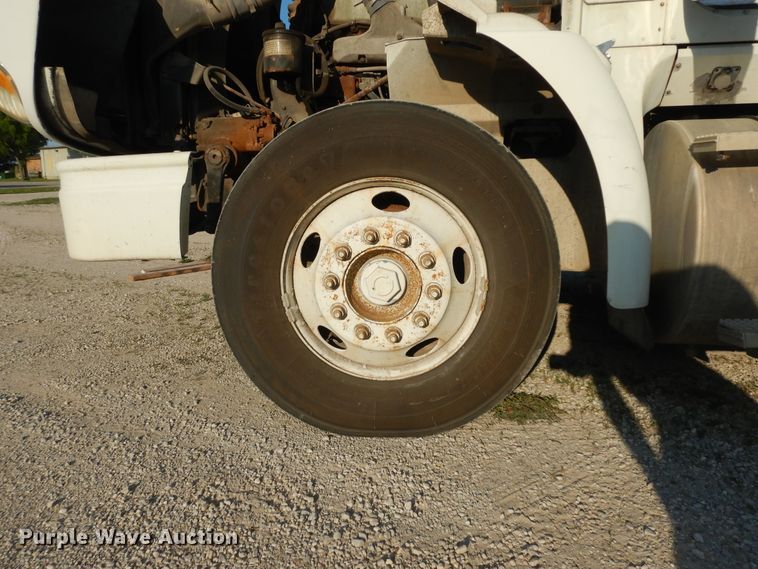 image for item ID9967 1998 International 9400  semi truck