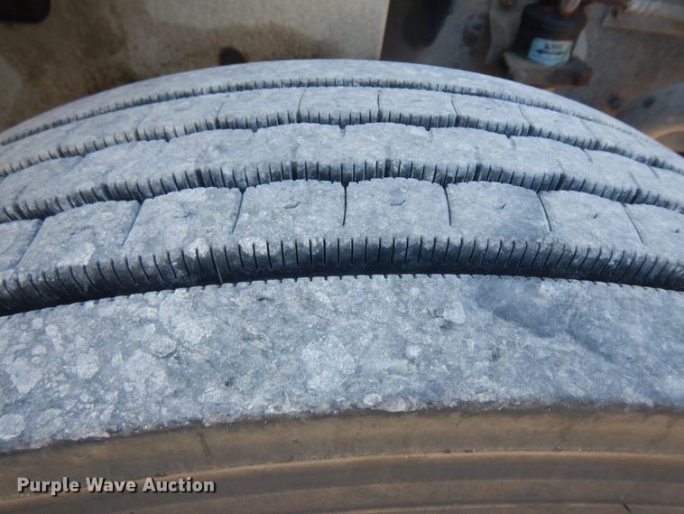 image for item ID9967 1998 International 9400  semi truck