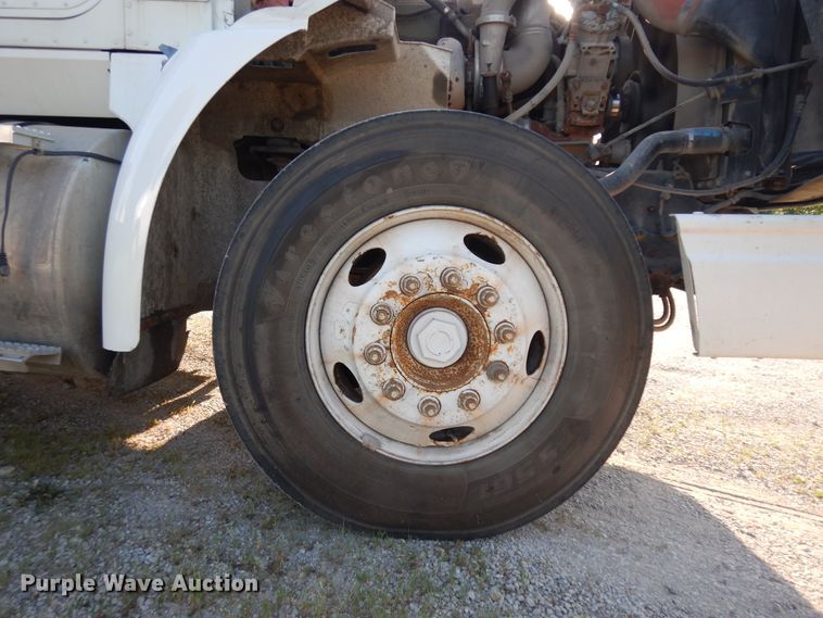 image for item ID9967 1998 International 9400  semi truck