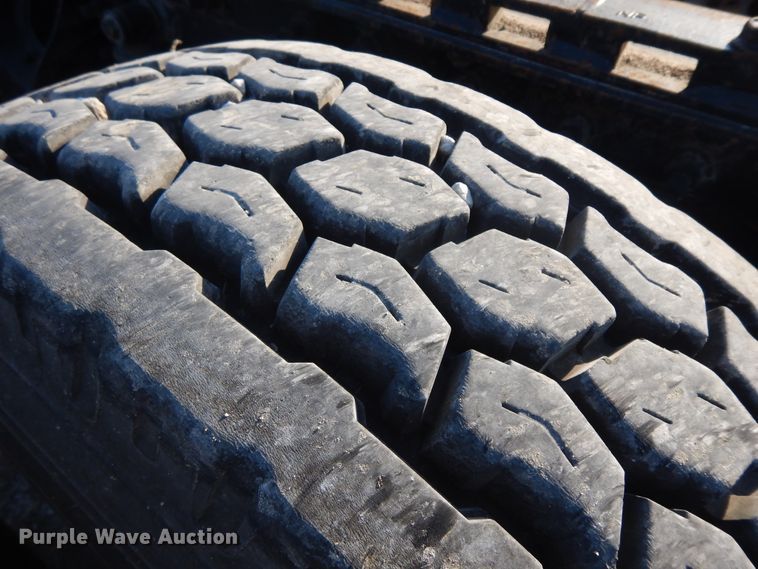 image for item ID9967 1998 International 9400  semi truck