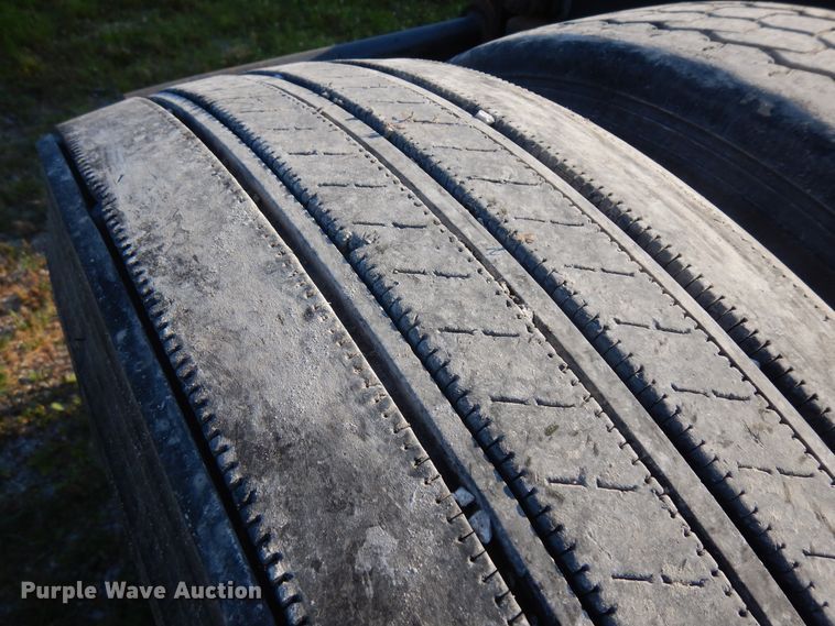 image for item ID9967 1998 International 9400  semi truck