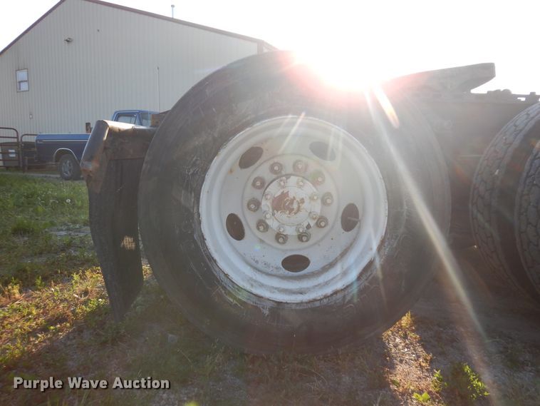 image for item ID9967 1998 International 9400  semi truck