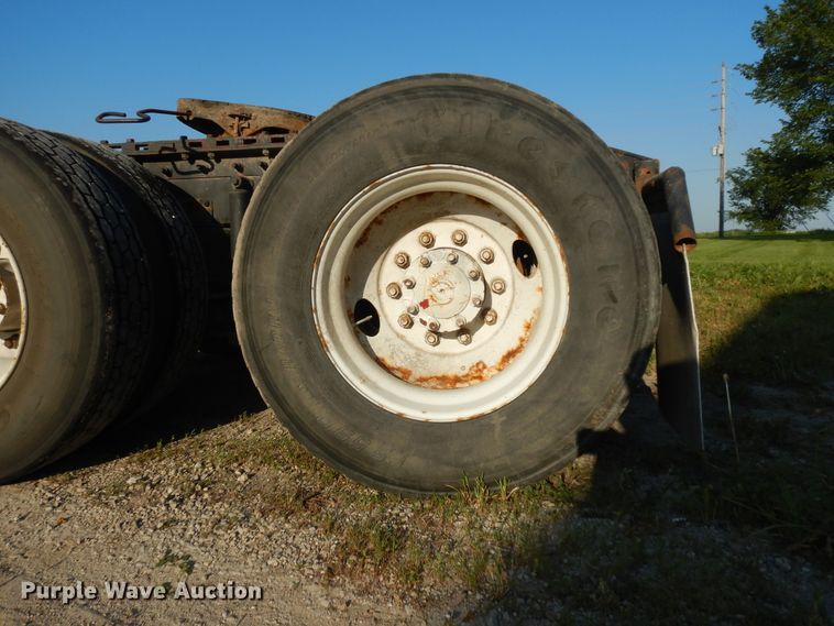 image for item ID9967 1998 International 9400  semi truck