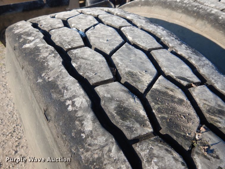 image for item ID9967 1998 International 9400  semi truck